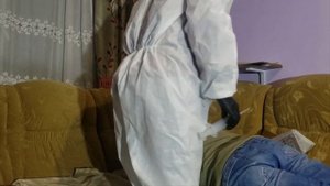 Больной читал газету,а я сделал вакцинацию.Доктор Уткин