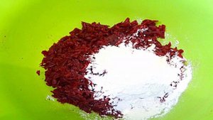 Горячий свекольник с маринованной свеклой и сметаной