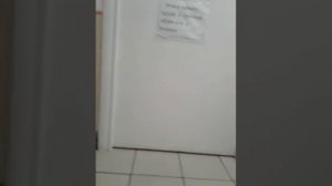 Маленький ребенок орет в кабинете зубного врача.