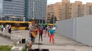 Парень круто поет на улице под гитару.Минск.