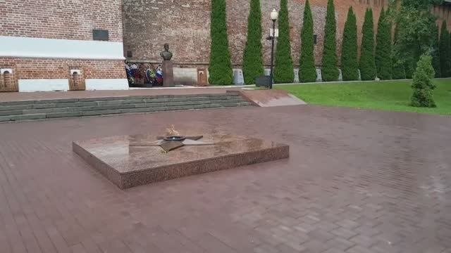 Вечный огонь Смоленск. Стена Бессмертного полка. Города герои у крепостной стены.