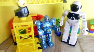 Видео для мальчиков про роботов. Робот Разрушитель и Добрый Робот