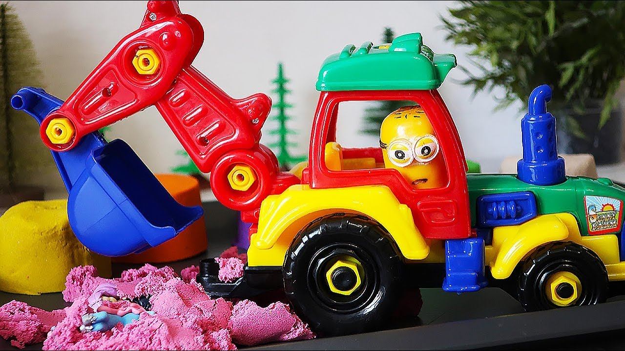 Мультик про трактор. Миньон собирает трактор и ищет сюрпризы смотреть онлайн