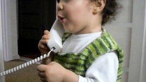 Смешное видео.Ребенок говорит по телефону.