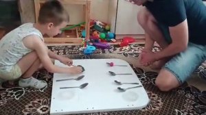 играем в домашних условий, всего 3 шарика и ложки