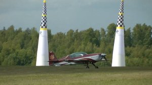 Светлана Капанина и Роман Фаль после пилотажа на Extra 330LX