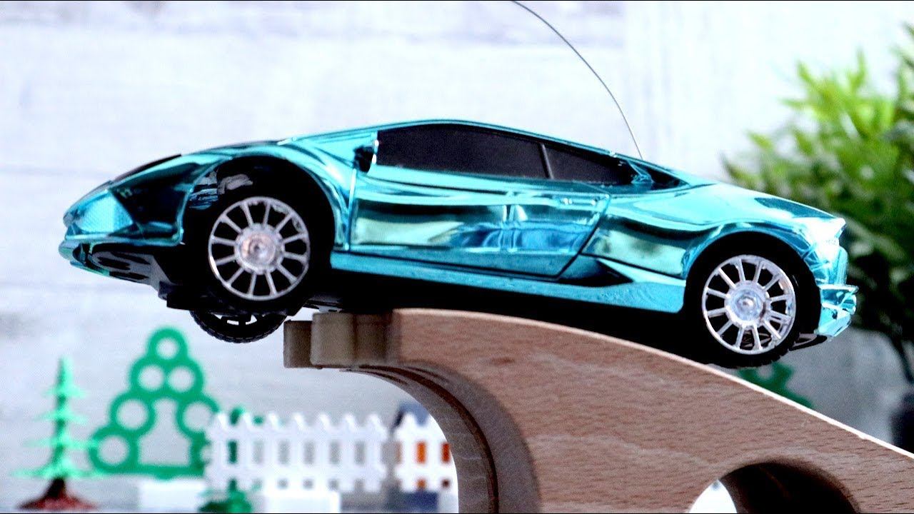 Игрушечные машины. Монстр трак и гоночная машина. Трасса с препятствиями смотреть онлайн