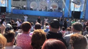 Фирдус Тямаев зажигает “Без бергә бәхетле” - танцуют все!