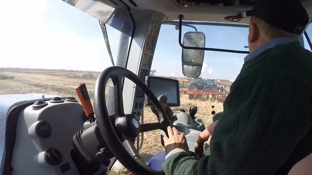 Трактор New Holland T8.380 с сеялкой No-Till Technology смотреть онлайн