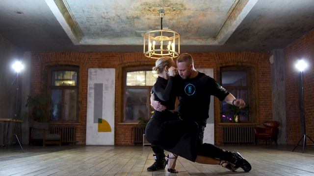 Pavel Sobiray and Aleksandra Anisimova. Street Tango Improvisation. Jasmine Thompson — I See Fire. смотреть онлайн