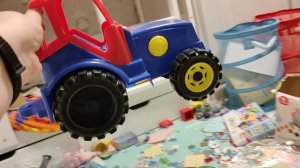 играем в детский игрушечный трактор