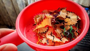 готовим на детской посудке стружки от карандаша, детские игры