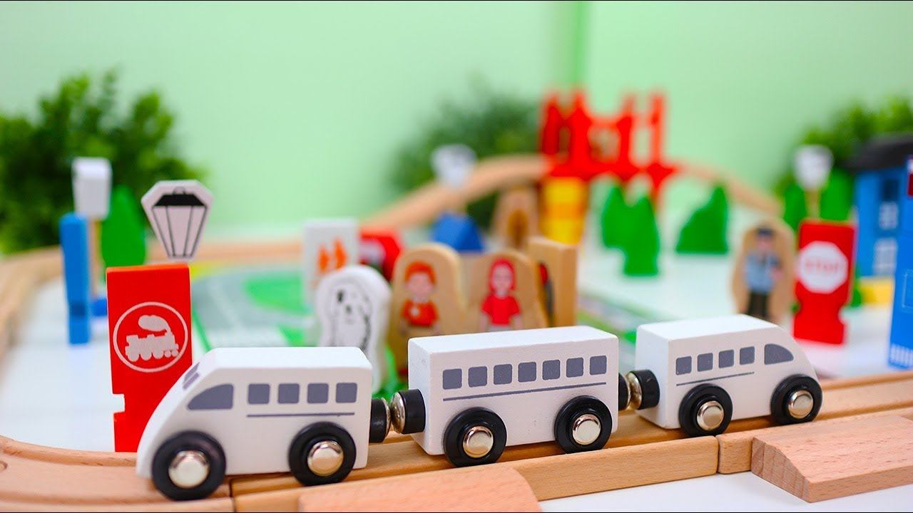 Деревянная железная дорога и игрушечный паровоз. Игрушки для детей смотреть онлайн