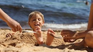 Щекотка  Ножек  Мальчика Пером