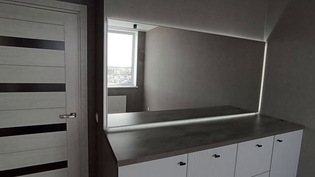 Комод с огромным зеркалом в спальне (102/577)