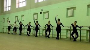 КОМБИНАЦИЯ КЛАССИЧЕСКОГО ТАНЦА У ПАЛКИ-ТАНДЮ И ЖЕТЕ