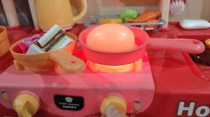 готовим и играем на детской кухне, играем в посудку и готовим из игрушечных продуктов