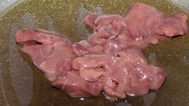 Жареная куриная печень с баклажаном и перцем