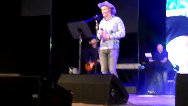 Группа "Эвергрины" (я-на бас-гитаре)-15.10.2017-Фестиваль кантри - песня New Kid In Town (Eagles)-3
