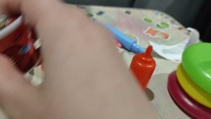 играем в повара, готовим на игрушечной посудке