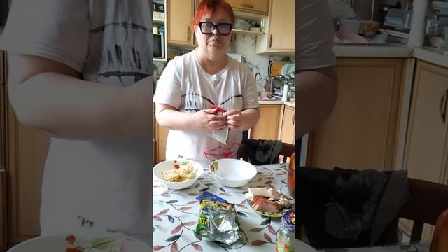 Мама покушала и уснула, мне нельзя, у меня куча дел