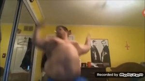 Мужик танцует веляет толстым пузом