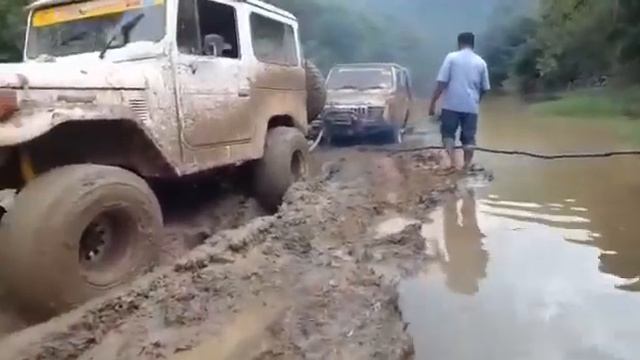 TOYOTA LAND CRUISER OFFROAD 4x4 BJ40,Melewati Medan lumpur смотреть онлайн