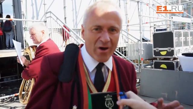 Иностранцы и дети поздравляют Екатеринбург с Днём города
