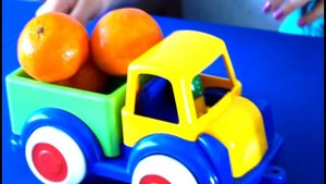 Грузовик везет фрукты в магазин. Мультик с игрушками
