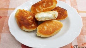 Жареные дрожжевые пирожки с творогом