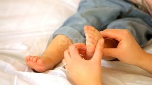 щекотка ребеночка ножки