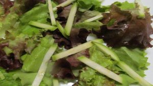 Салат из клубники с беконом и кабачком