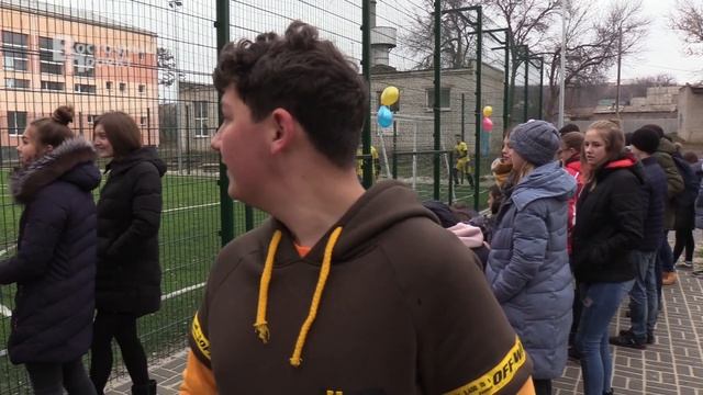 В двух школах Краматорска появились новые футбольные поля смотреть онлайн