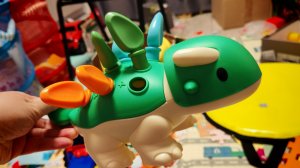 играем в детский сортер динозаврика для малышей