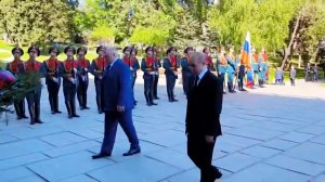 Путин и Лукашенко возложили венки к Вечному огню на Мамаевом кургане
