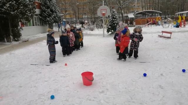 Попади снежком в цель смотреть онлайн
