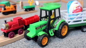 Грузовики и паровозы на деревянной железной дороге. Открываем киндер сюрпризы