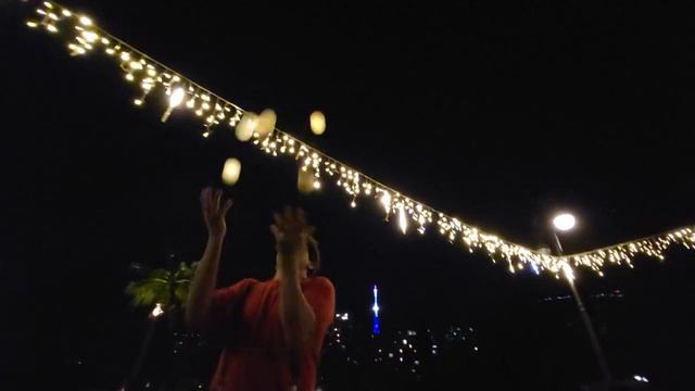 КАК ПРАВИЛЬНО ЖОНГЛИРОВАТЬ МЯЧАМИ??? смотреть онлайн