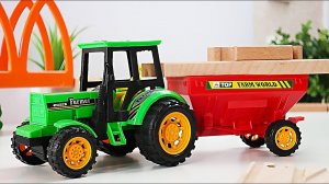 Грузовые машины и трактора строят деревянную железную дорогу