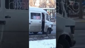 Не дотерпел? Водитель маршрутки в Бишкеке справил нужду прямо на дорогу