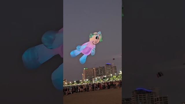 Воздушные змеи в Паттайе показывает Индия.