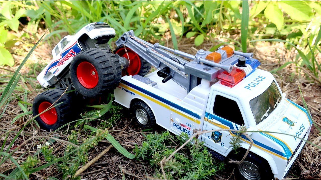 Игрушечные машинки и эвакуатор. Эвакуатор спасает монстр трака. Машины для детей смотреть онлайн