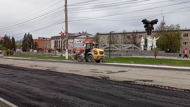 В ВЯТСКИХ ПОЛЯНАХ НАЧАЛИСЬ РАБОТЫ ПО АСФАЛЬТИРОВАНИЮ ДОРОГИ И БЛАГОУСТРОЙСТВУ ТРОТУАРОВ ПО УЛ. ГА...