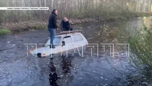 Водители утопили «Ниву» в бурной реке и ждали помощь, стоя на крыше тонущего автомобиля