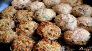 Фрикадельки с базиликом и овощами