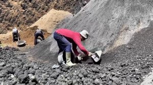 Строительство, шахтёры загружают машины песком и камнями