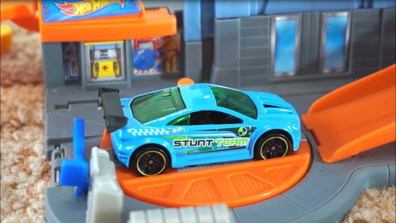 Супер гонки на гоночных треках. Мультик с игрушечными машинками смотреть онлайн