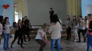 горячие и сочные школьницы зажигают на дискотеке