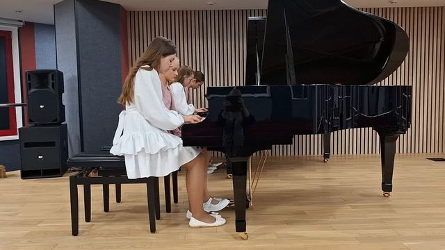 1112.Ансамбль_Хусаинова Мария,Сарычева София,Виноградова Валерия,Плахотниченко Екатерина.Откуда стол