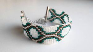 Браслет из бисера с красивым рисунком